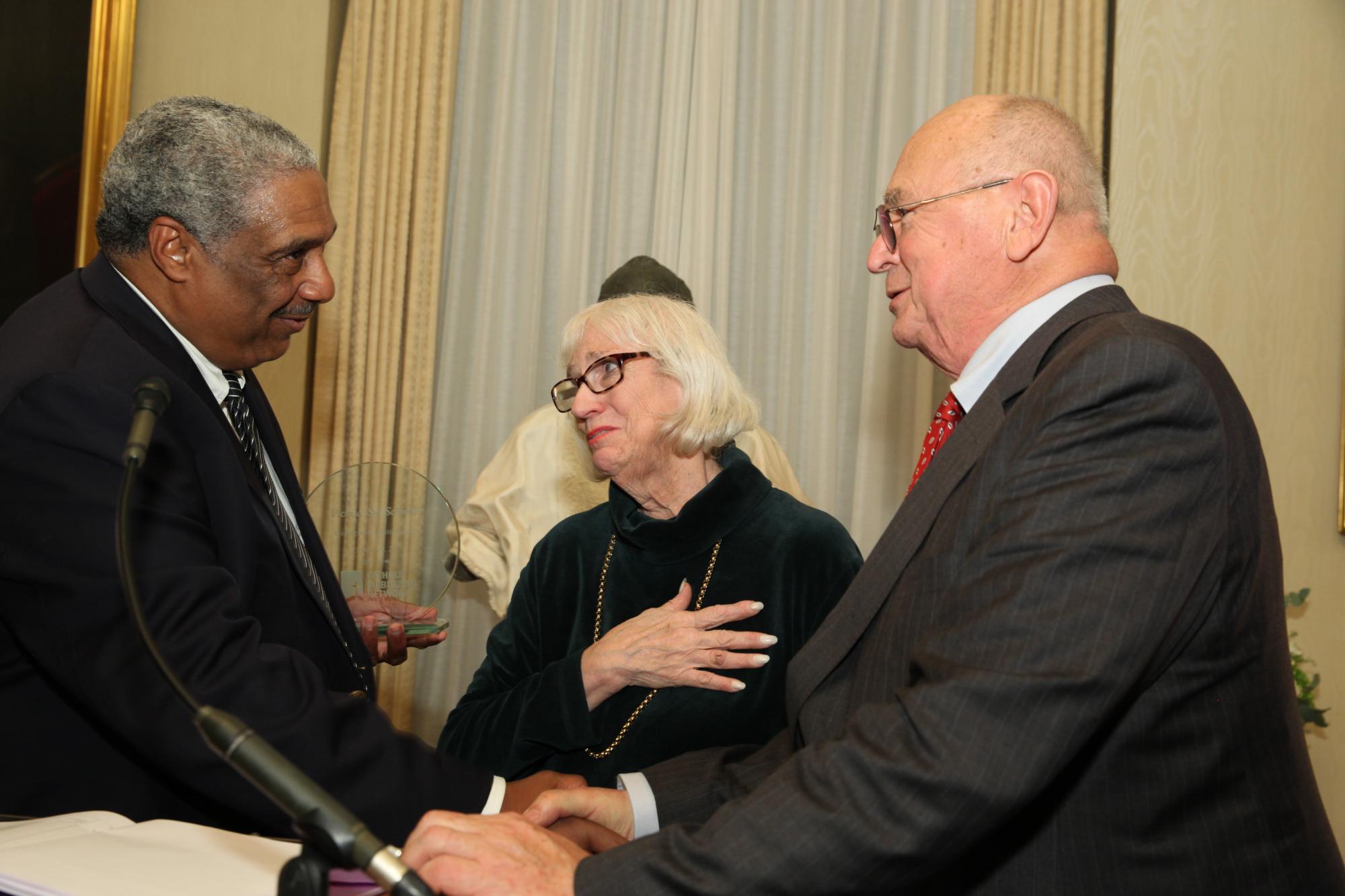 Ralph McCloud presents award to Vicki and Syl Schieber